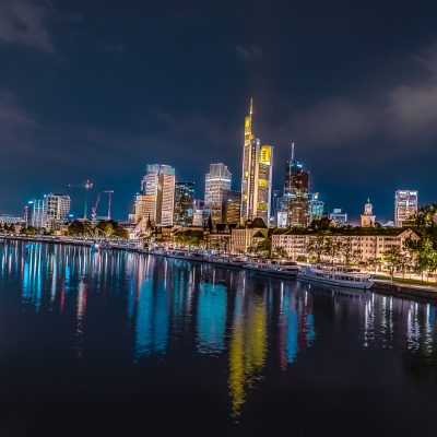 schau Dir Frankfurt bei Nacht an